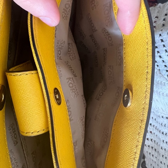 yellow Micheal kors bag with trap - Picture 5 of 5